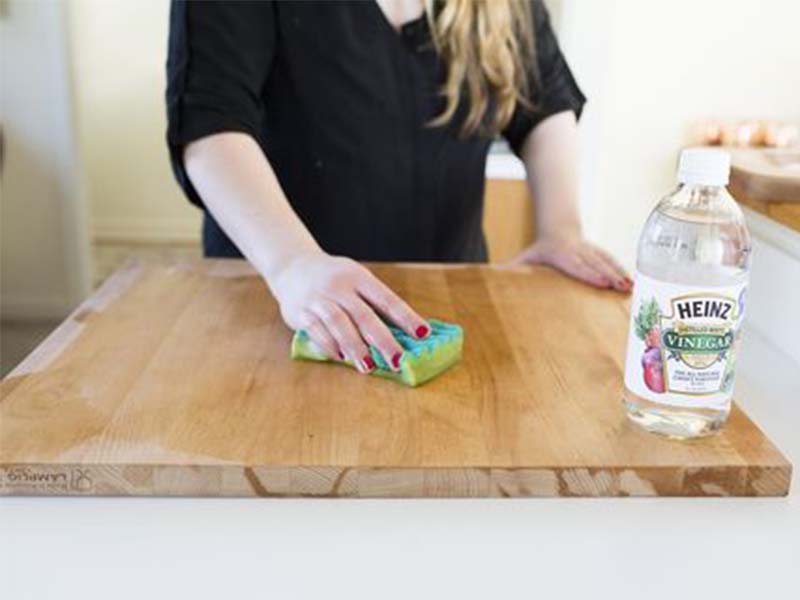 Cleaning wood cutting boards with vinegar
